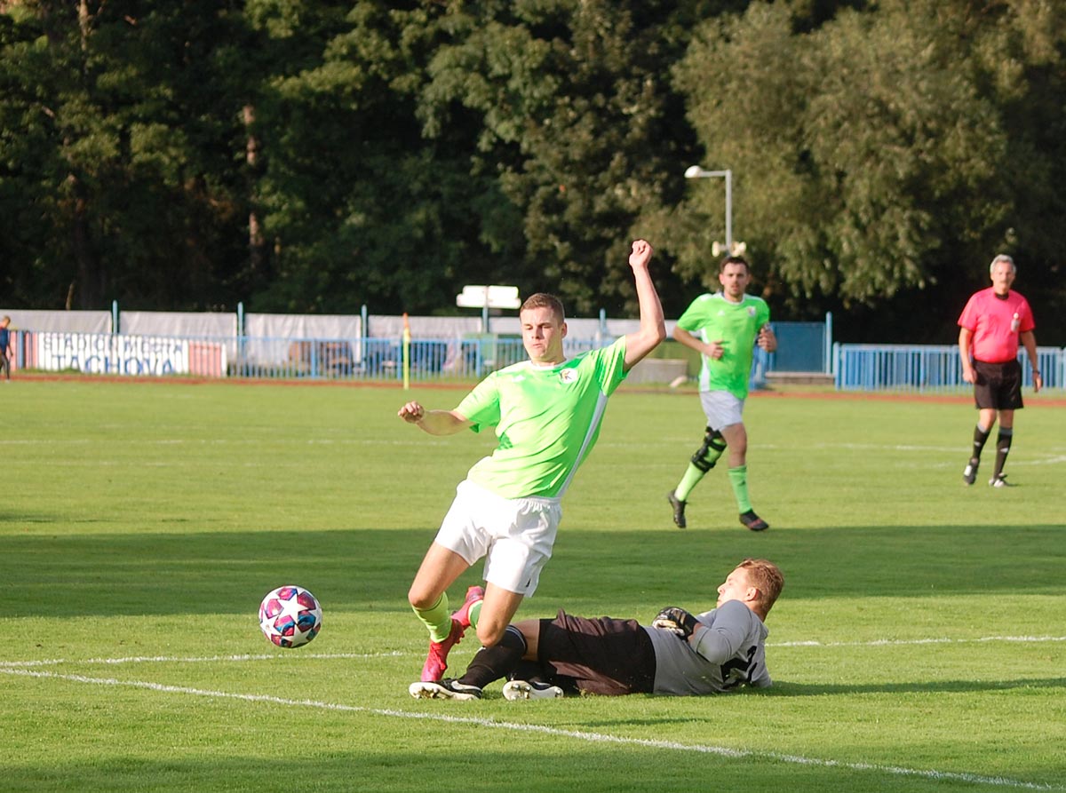 Možná rozhodující okamžik utkání... Místo penalty a možná červené karty pro našeho brankáře se naštěstí mával ofsajd... Image
